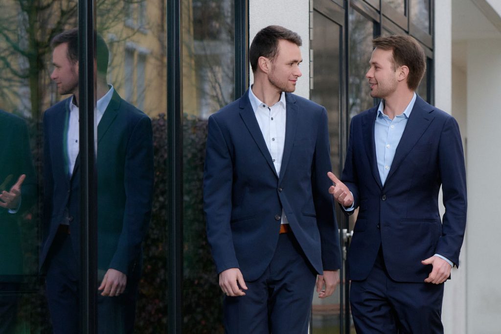Portrait Steuerberater Herr Kleinhenz und Herr Heinkel - im Hintergrund Glasgebäude